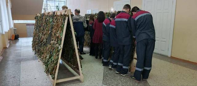 Активисты Нижнекамска провели мастер-класс по плетению масксетей для бойцов СВО