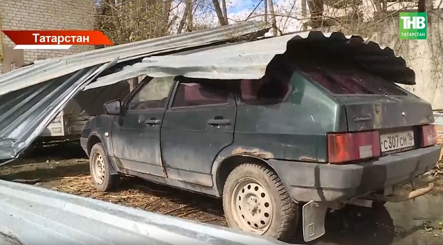 Агачлар ауган, түбәләр очкан, машиналар сытылган: Татарстанда давыл котыра