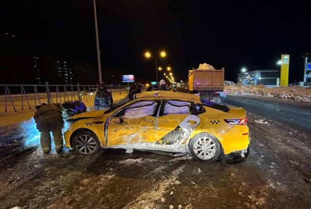 Вылетевший на «красный» 42-летний водитель такси погиб в ДТП с грузовиком в Казани