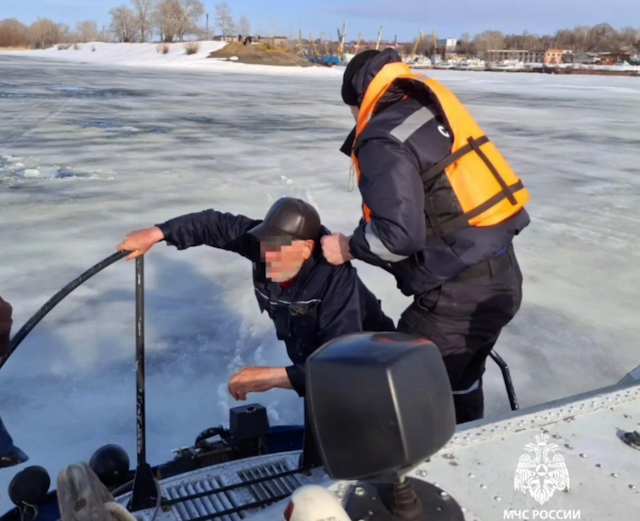 Чудом выжил: 69-летний мужчина провалился под лед на Каме в Татарстане