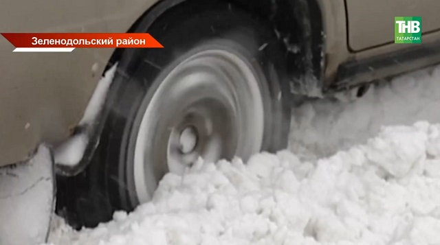 «Сугробы выше моего роста»: как жители пригородов Казани тонут в снегу и добираются на работу