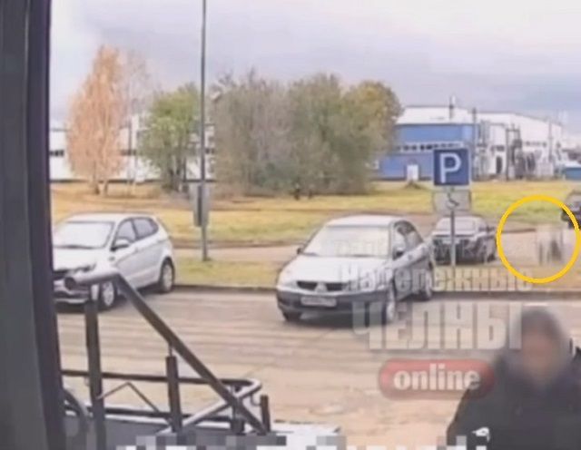 Падение стеклянной бутылки на голову женщины попало на видео в Набережных Челнах