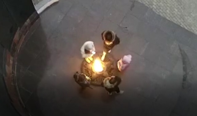 В Елабуге гревшие ноги у Вечного огня подростки попали на видео