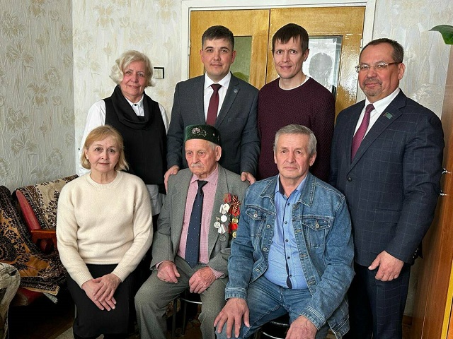 Труженику тыла из Набережных Челнов вручили медаль в честь 80-летия Победы