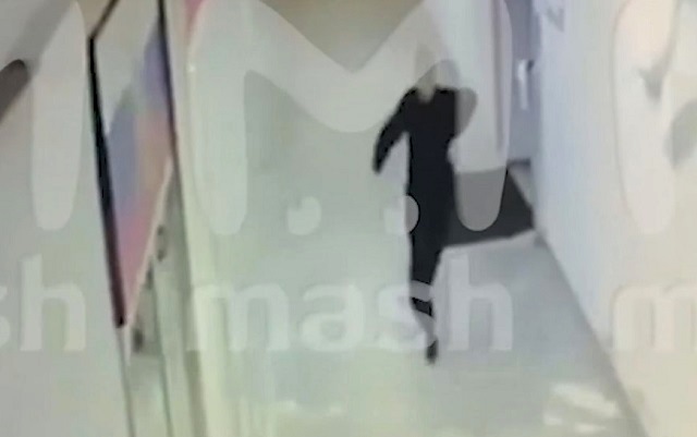 Момент преследования раненного охранника стрелком в московском МФЦ попал на видео