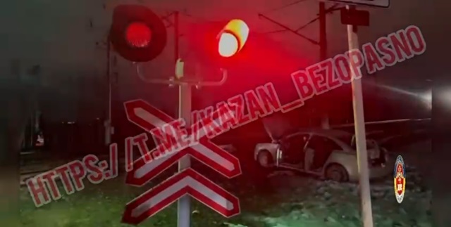 Роковой маневр: автоледи устроила смертельное ДТП для подростка на ж/д переезде в Казани
