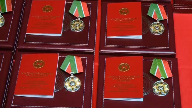 В преддверии Дня защитника Отечества: Минниханов показал кадры награждения бойцов СВО