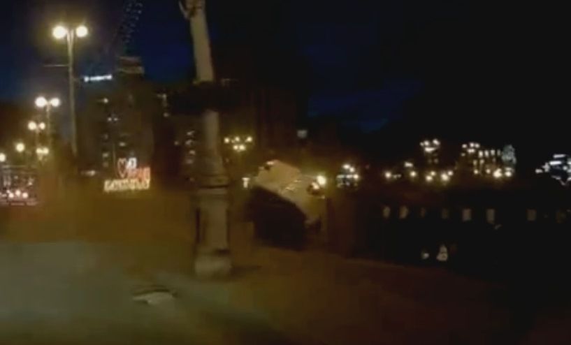 Пожилая дама не совладала с «Ладой» и сорвалась с моста – видео