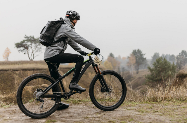 Велосипедистов предупредили о штрафе за езду по тротуарам