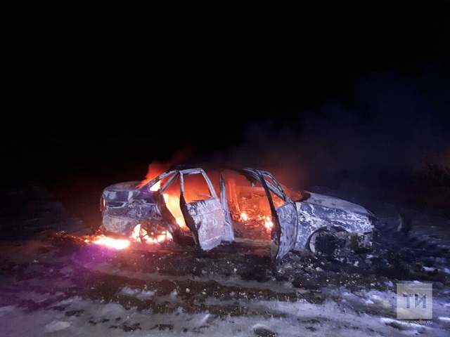 В Кукморском районе Татарстана посредине поля дотла сгорел автомобиль