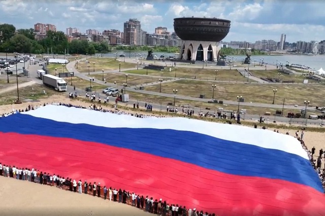 75-метровый флаг развернули в Казани в преддверии Дня России