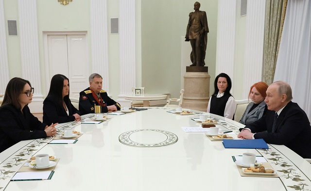 «Ваших — наших детей»: Путин на встрече с вдовами героев сделал пронзительную оговорку