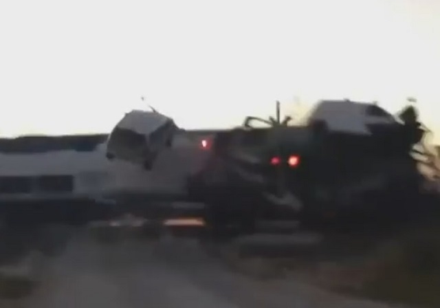 Эпичное видео: поезд протаранил застрявший на ж/д путях автовоз 