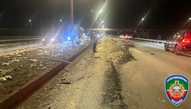 Грузовик рассыпал сотни бутылок пива, заблокировав движение в Казани