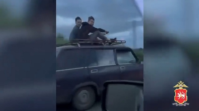 Вслед за «Человеком-пауком»: подростки в Татарстане прокатились на крыше авто