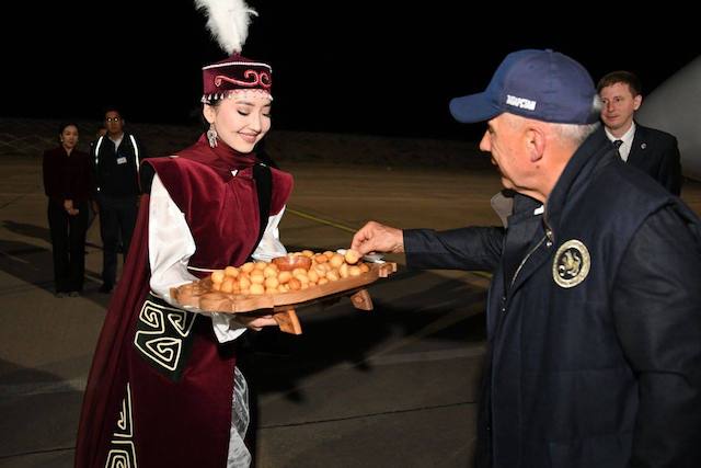 Рөстәм Миңнехановны Кыргызстанда милли традицияләр белән каршы алдылар