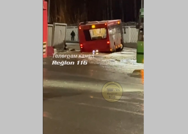 Последствия потопа: на Фучика в Казани перекрыли движение