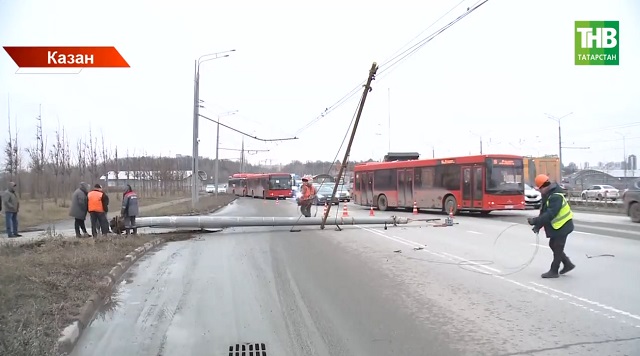 7 чакрымга сузылган транспорт бөкесе: Хөсәен Ямашев проспектында багана ни сәбәпле ауган?