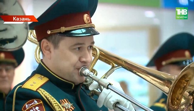 Зрители аплодировали стоя: оркестр Росгвардии выступил в торговом центре Казани
