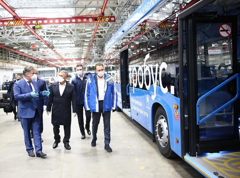 Рустам Минниханов прокатился на электробусе «КАМАЗа»