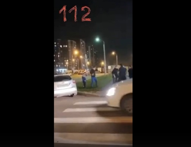 Полиция задержала четверых напавших на отца с ребенком – видео