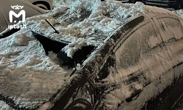 Рухнувшая с крыши глыба льда разбила автомобиль в Казани — видео