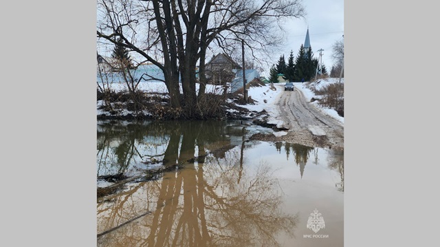 Казанка подтопила участок проселочной дороги в Татарстане