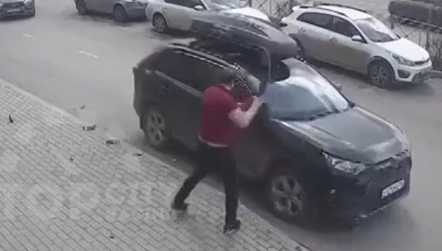 Разъяренный житель Казани с огромным тесаком разгромил автомобиль – видео