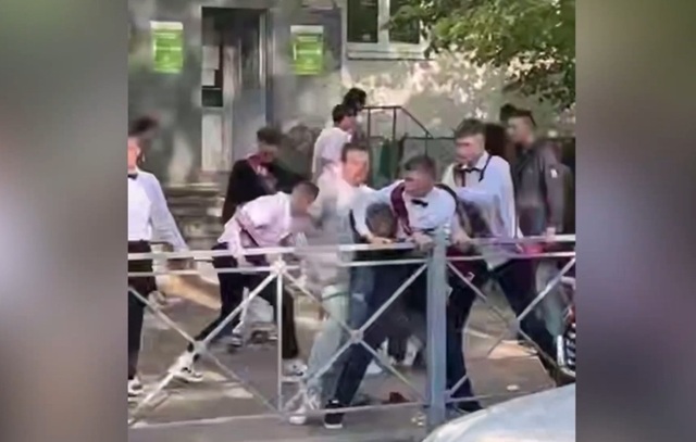 Потасовка выпускников в день «Последнего звонка» в Казани попала на видео