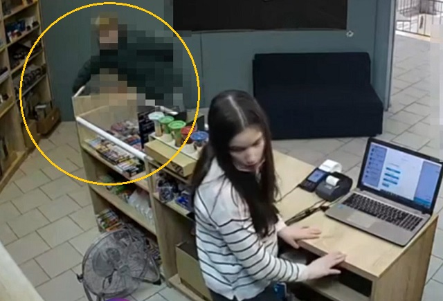 В Татарстане проходимец облапошил продавщицу прямо перед камерой наблюдения