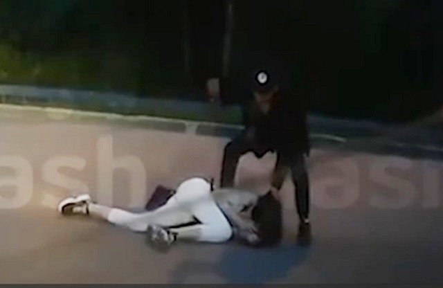 Жестокая расправа над 17-летней девушкой ее бойфрендом попала на видео в Новосибирске