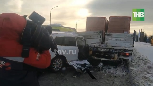 Иномарка впечаталась в груженую «Газель» на Сибирском тракте в Казани — видео