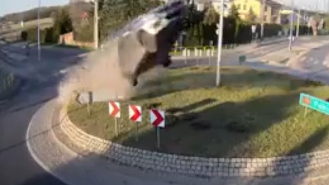 7 метров над уровнем клумбы: пьяный водитель отправил Suzuki в полет — видео