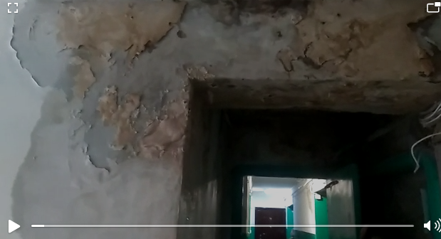 Казандагы йортта яңгыр сулары кеше яши торган бүлмәләргә кадәр үтеп керә