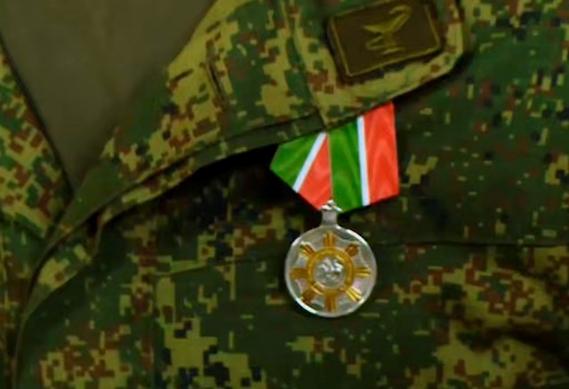 Миңнеханов Татарстаннан СВО хәрбиләрен бүләкләү мизгелләрен күрсәтте