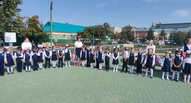Фәрит Мөхәммәтшин Буада беренче сыйныф укучыларына букчалар тапшырды