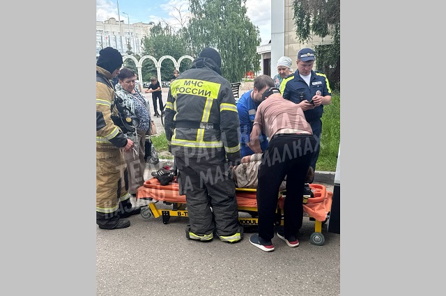 В Казани женщина за рулем иномарки едва не переехала мужчину, уснувшего под ее авто