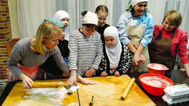 Татарстанда балалар СВО хәрбиләре өчен татлы бүләк пешергәннәр