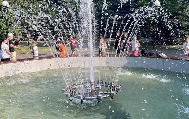 Фонтан в казанском парке Петрова заработал после реконструкции