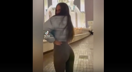 Жителей Казани возмутило вызывающие видео девушки в лосинах у мечети Кул-Шариф