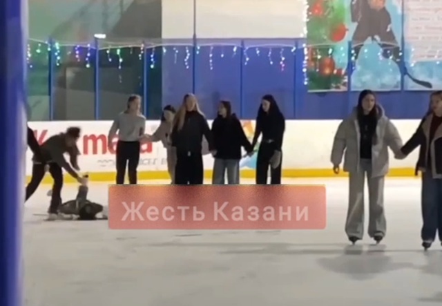 Переехал коньком: 23-летняя девушка получила тяжелые травмы на катке в Кукморе 