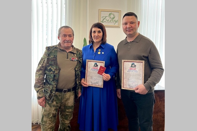 Посетившую зону СВО ведущую «Болгар радиосы» Дильбару Фаизову удостоили медали