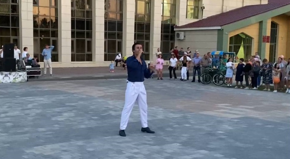 Ришат Төхвәтуллин Болгарда "Велоэстафета-2023" кысаларында моңлы җыр башкарды