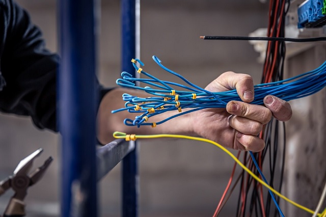 В РТ катавшийся на велосипеде 11-летний ребенок получил удар током, задев оголенный провод