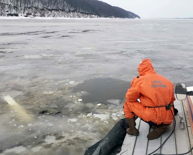 Провалившегося под лед рыбака разыскивают спасатели на Волге в Татарстане