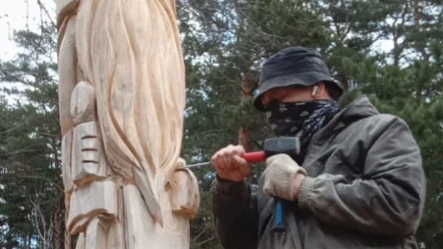 Участник СВО создал деревянных воинов для охраны древнего могильника в Татарстане