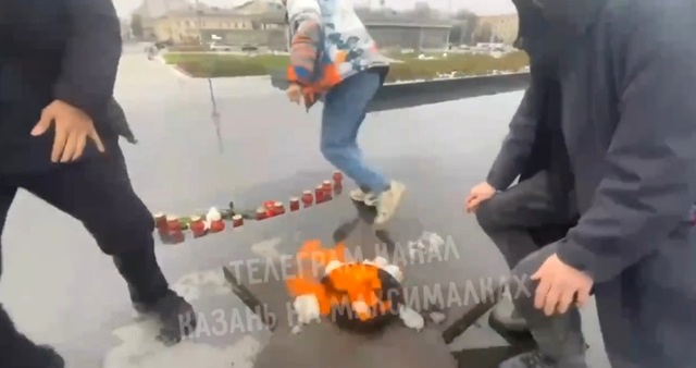 В Казани задержали подростков, осквернивших Вечный огонь у парка им. Горького