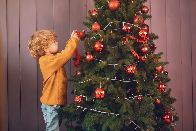 Что делать, если ребенок съел иголки от елки или мишуру?