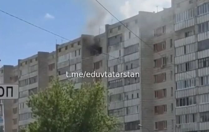 В Казани вспыхнул балкон в высотке на улице Декабристов - видео