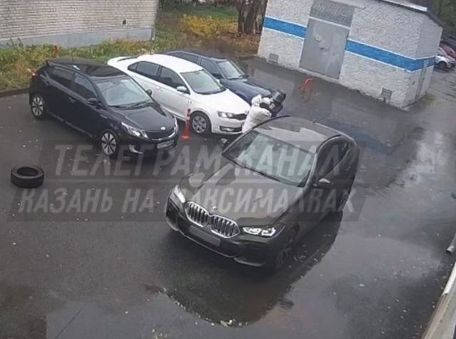 В Казани злоумышленник в шлеме напал с ножом на женщину, проводившую ребенка в школу